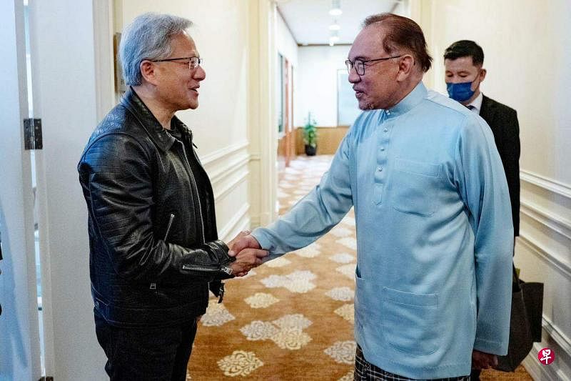 马来西亚首相安华（右）星期五（12月8日）在首相署接见首次访马的英伟达联合创办人兼总裁黄仁勋。黄仁勋笑称自己终于见到全球唯一的AI首相，因为安华的名字“Anwar Ibrahim”的两个首字母正是AI。（取自安华脸书）