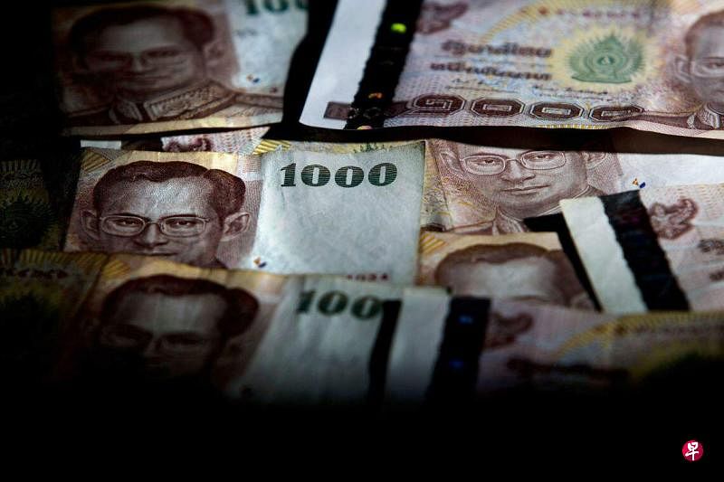 当局在曼谷附近的北榄府税务局工作的三名女性和一名男性持有的多个银行户头中，发现了大约20亿泰铢（约7600万新元）。（彭博社）